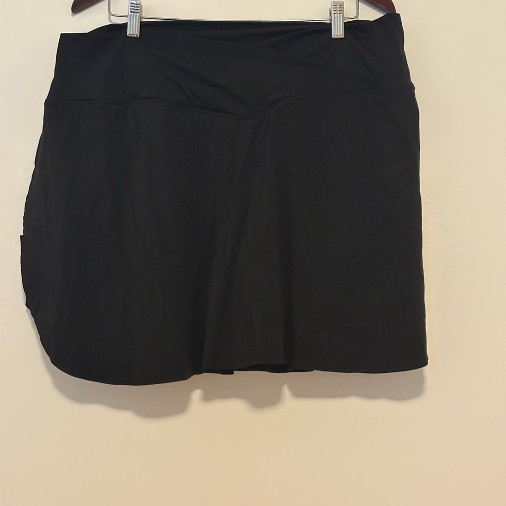 HALARA Black Skort